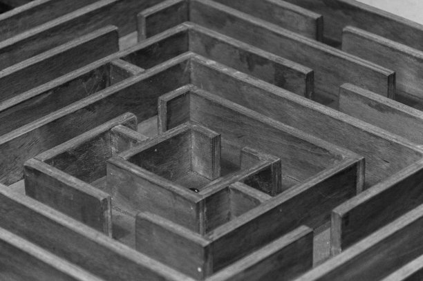 一个黑白迷宫的特写镜头图片下载