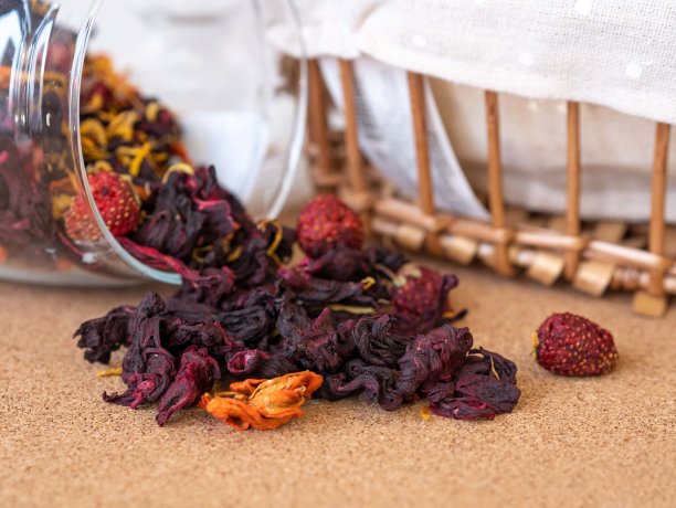 加干浆果和柑橘类水果的芙蓉茶。图片下载