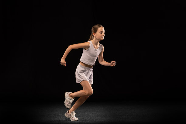 肖像的女孩，青少年，专业跑步训练孤立的黑色背景图片下载