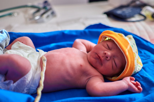 新生儿带着脐带图片下载