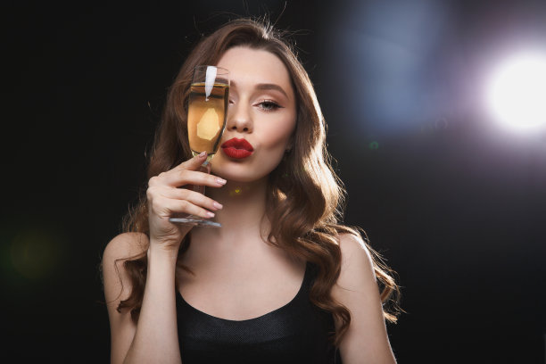年轻漂亮的女人，红唇和香槟图片下载