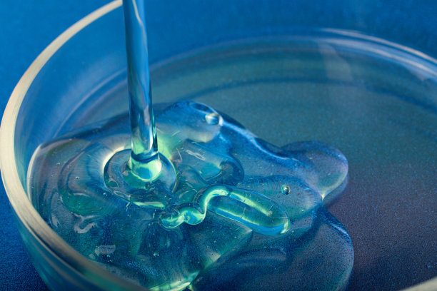 液体化妆品凝胶的特写照片，滴在培养皿中。图片下载