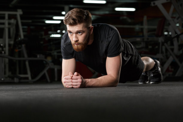 集中年轻强壮的运动员做跳板图片下载