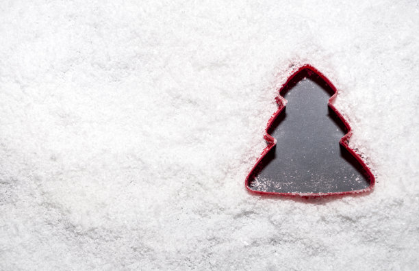 用红色蛋糕模具用雪做成的圣诞树剪影图片下载