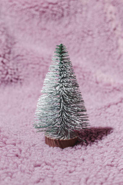 圣诞树与雪花在紫罗兰色的背景。图片下载