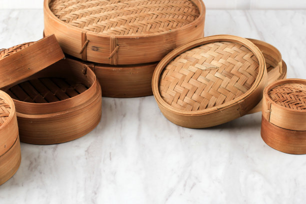 用竹材和筷子制作的空篮子点心。中国传统烹饪理念。汤圆蒸小笼图片下载