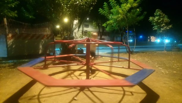 可爱的玩具在广场上旋转图片下载