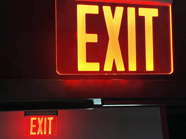 走廊的出口标志图片下载