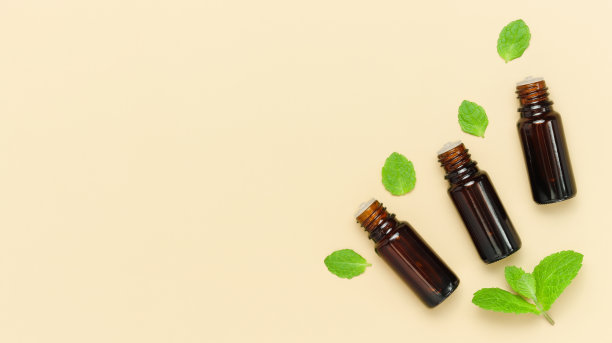 顶部视图横幅与精油瓶和绿色薄荷叶，复制空间图片下载