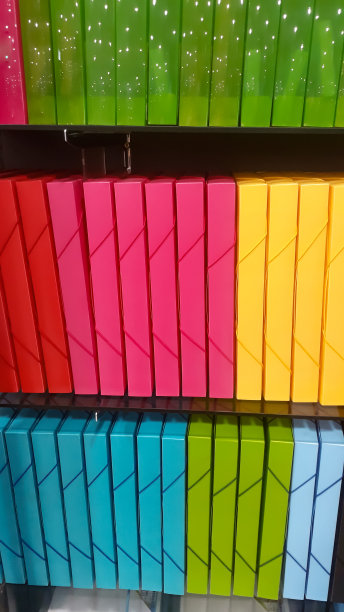 书架上整齐地摆放着彩色的塑料文件夹图片下载