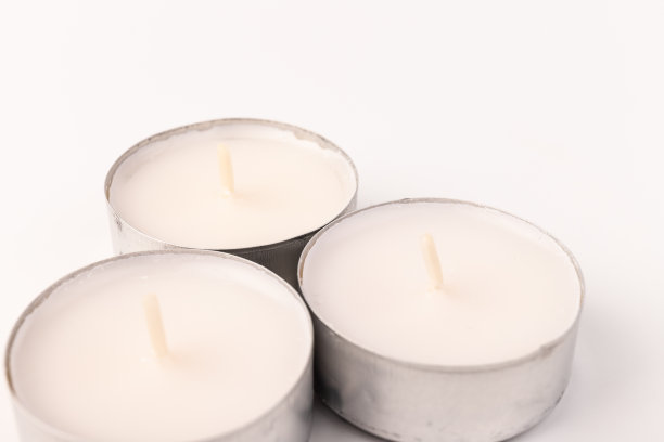 许多蜡烛一起在白色的背景。空间的文本图片下载