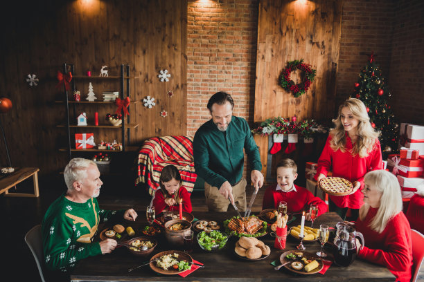 照片的小童年孙子奶奶爷爷退休的朋友noel人们在室内切餐桌圣诞节图片下载