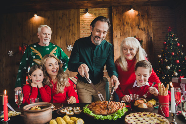小的童年孙子的照片退休的奶奶爷爷的朋友noel人们切鸡桌子圣诞节在室内的房子图片下载