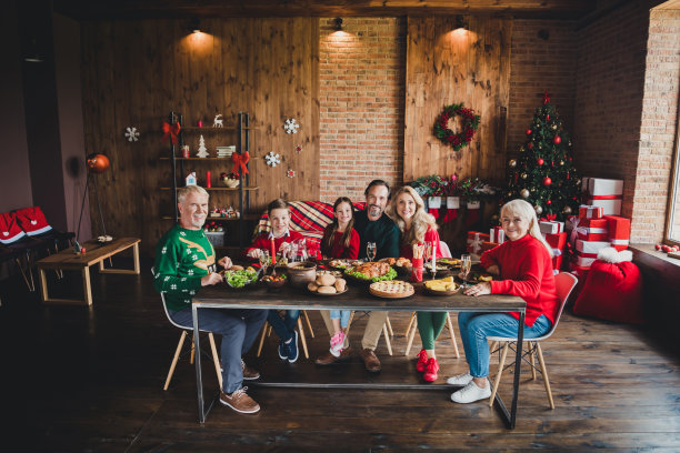 照片的全家福与小孩子，祖父母坐在桌子一起庆祝圣诞节图片下载