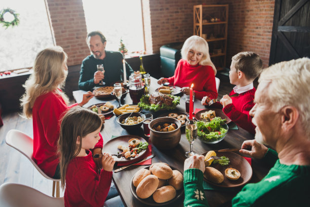 小的童年的照片孙子，祖父母，退休的朋友noel大的晚餐，桌子，在室内的房子里谈论圣诞节图片下载