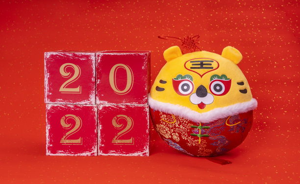 2022年概念与红色方块和文字与传统的中国布娃娃虎，2022年是虎年图片下载