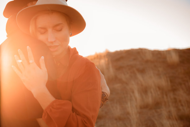 "夕阳下的一对幸福相爱的夫妇图片下载