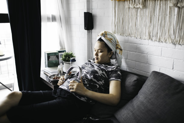 孕妇将耳机抱在肚子上图片下载