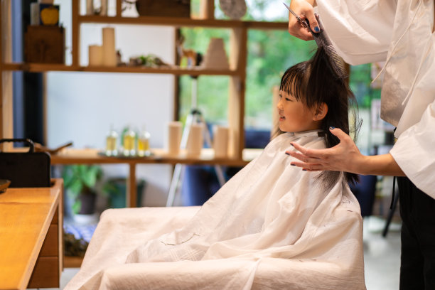 一个女孩在美容院理发。图片下载