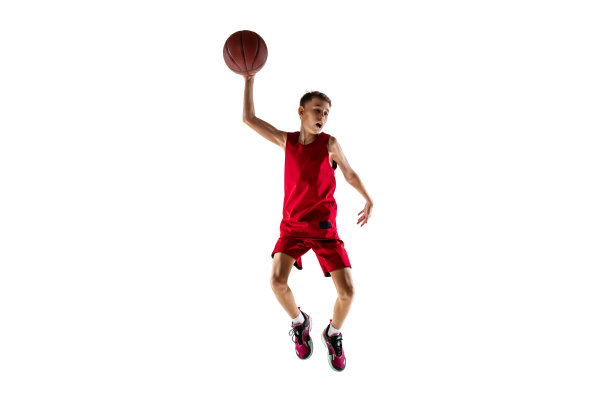 男孩的全长肖像，训练篮球赛隔离在白色的背景。前视图图片下载
