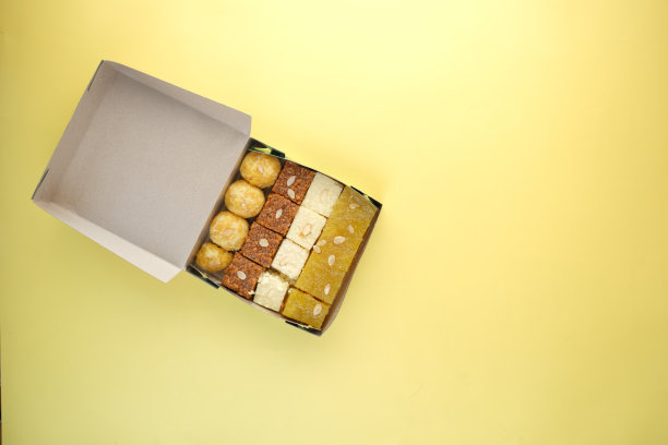 俯视图的印度甜在一个碗在桌子上。图片下载