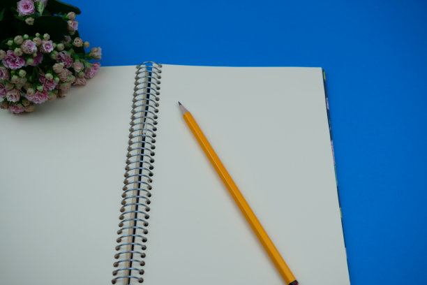 铅笔，指南针，笔记本和信件图片下载