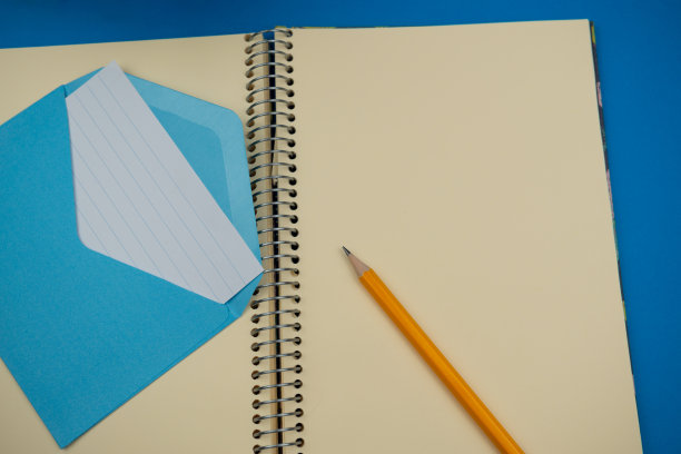 铅笔，指南针，笔记本和信件图片下载