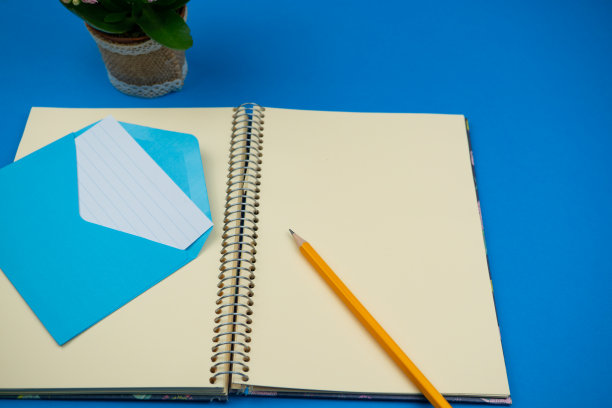 铅笔，指南针，笔记本和信件图片下载