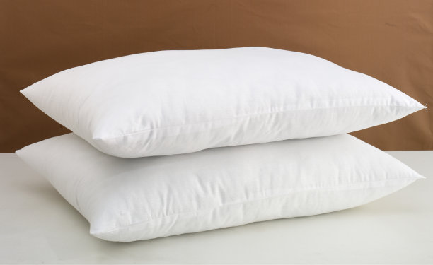白色背景上的两个枕头图片下载