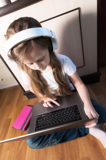 年轻的白人美女坐在家里厨房的椅子上整理和美容她的手指甲图片下载