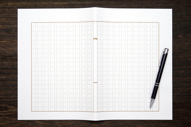 带有PE圆珠笔的原稿纸图片下载