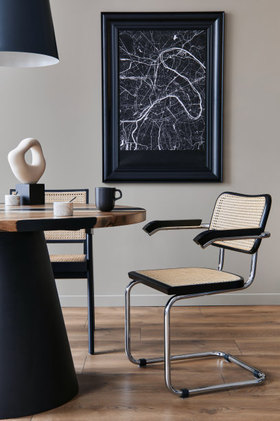 餐厅室内的现代组成设计木桌，时尚的椅子，装饰，茶壶，杯子，容器，马桶，黑色模拟海报地图和优雅的装饰品在家庭装饰。模板图片下载