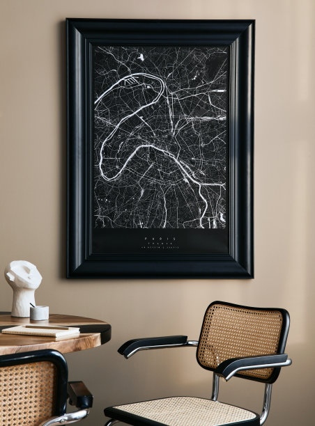 室内设计的现代餐厅空间与时尚的椅子，木桌，黑色模拟海报框架，装饰和陶瓷容器。高档家居装饰。模板。图片下载