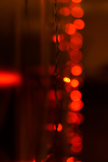 近距离LED照明和电线装饰在模糊的背景红色照明图片下载