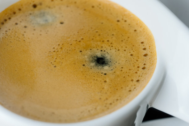 新鲜的浓缩咖啡与泡沫在白色杯子的近距离照片，从上面俯视图片下载