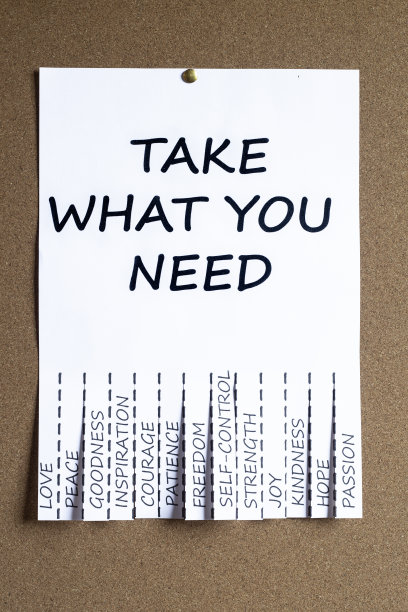 海报带有各种情感需求，随时可以拾起，放在一个信息软木板上。垂直的图像图片下载