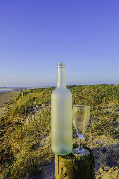 夜晚灯光下的瓶子和玻璃图片下载