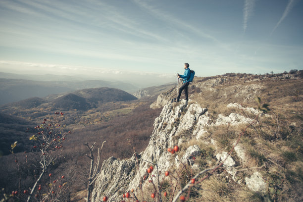 徒步旅行者站在山的观察点图片下载