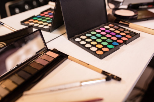 桌子上的阴影，香水和香水图片下载