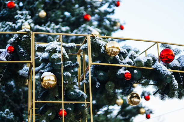 雪下的自然圣诞树上的球装饰。新年的概念。冬天的假期。图片下载