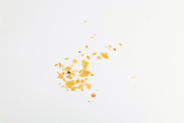 散落的面包屑孤立在白色的背景图片下载