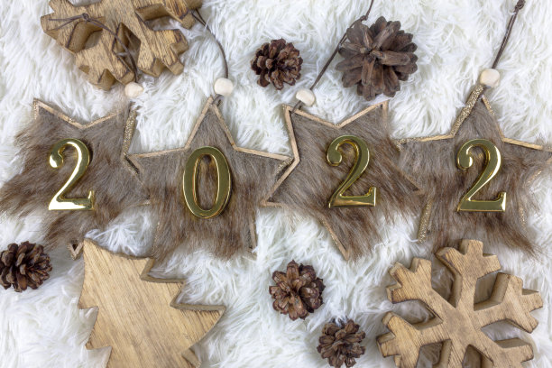 圣诞节和新年的概念。圣诞装饰在毛茸茸的白色背景。图片下载