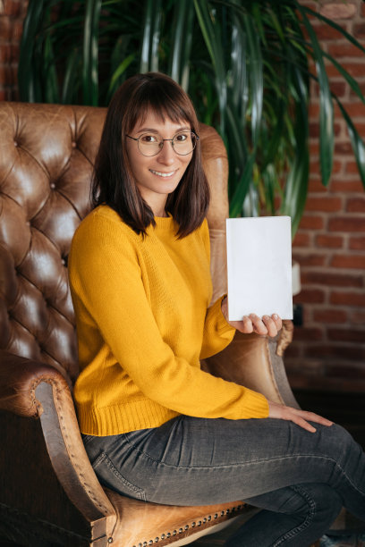 开朗的女人持有与空白空间的广告模型图片下载