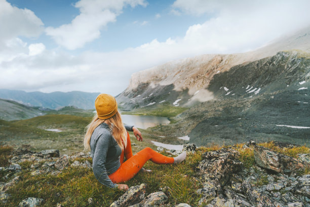 高山旅行探险旅行家女人独自坐在户外积极的假期健康的生活方式生态旅游女孩享受风景图片下载