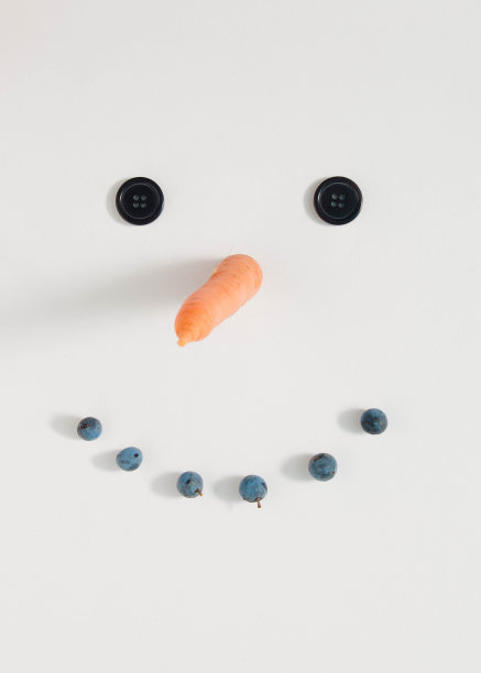 可爱的雪人脸，白色背景上的雪人头图片下载