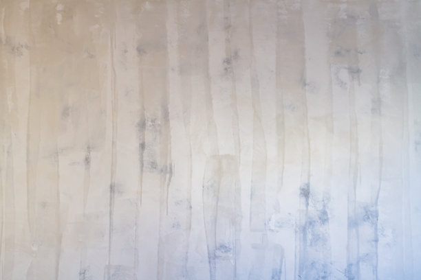 湿白色灰泥墙的纹理，上面覆盖着从湿滚筒上取下的带条纹的底漆图片下载