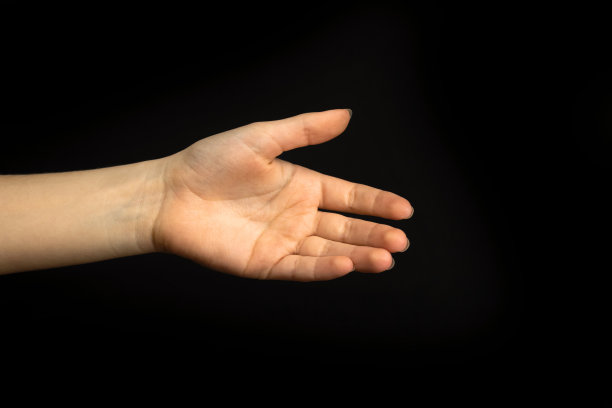 年轻女子准备在黑色背景上握手的手势。商业和专业的团队合作概念照片图片下载