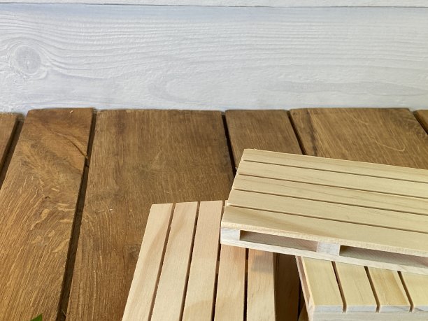 橡木桌上放着木托盘图片下载