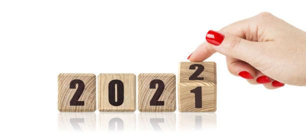 刻着“2022,2021”字样的木块。圣诞节的背景。图片下载