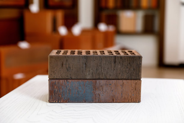 砖头在桌子上图片下载